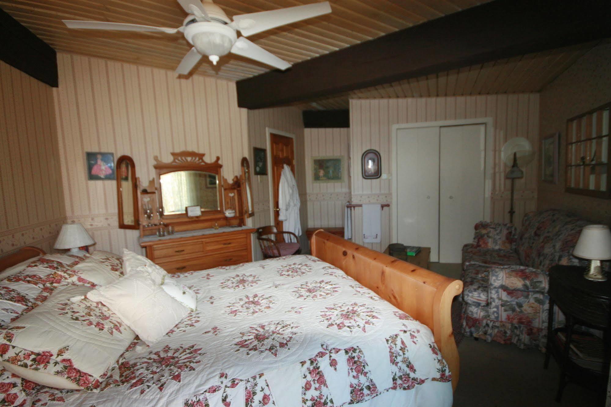 Stouffermill Bed & Breakfast Algonquin Highlands Екстериор снимка