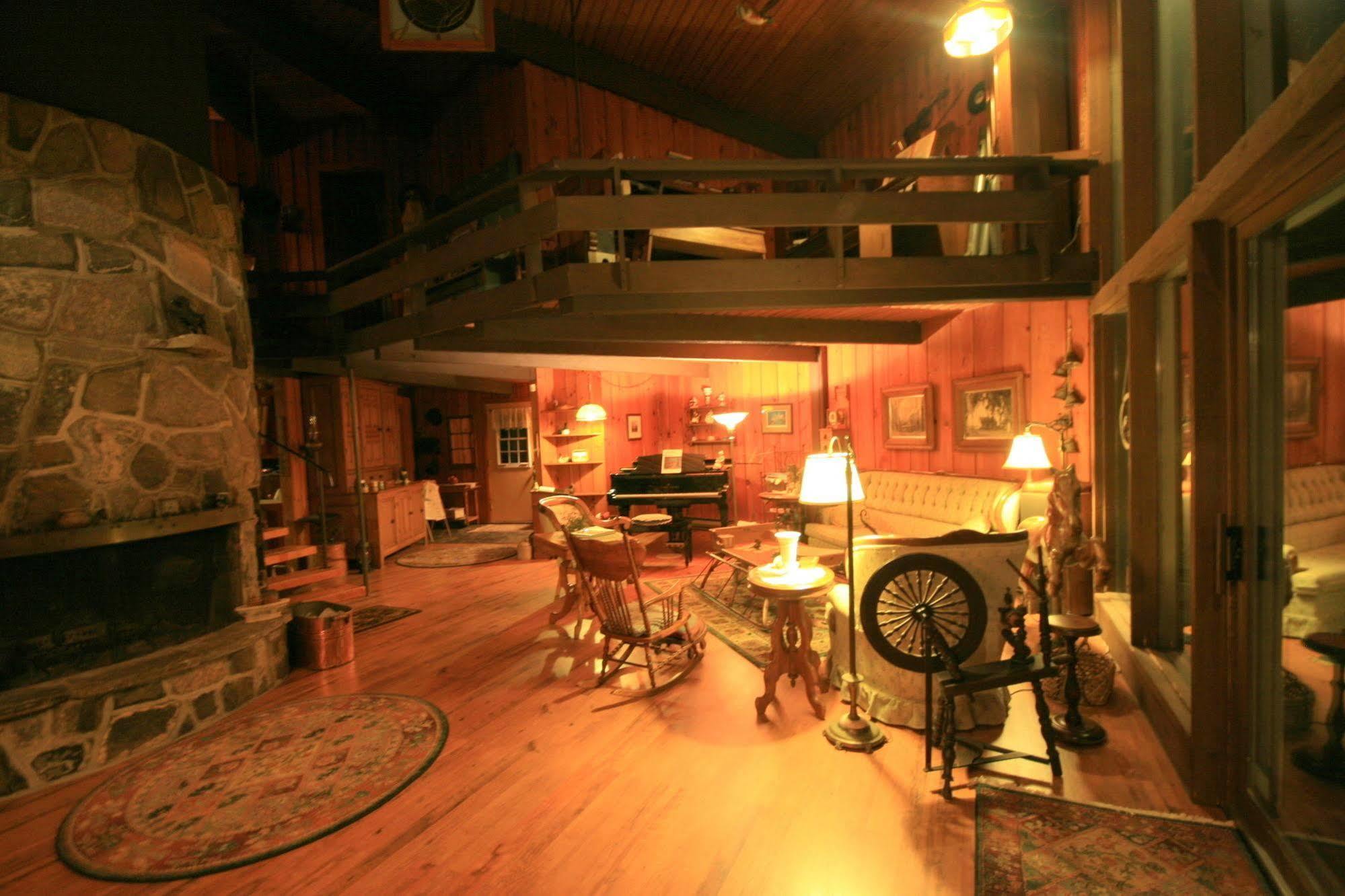 Stouffermill Bed & Breakfast Algonquin Highlands Екстериор снимка